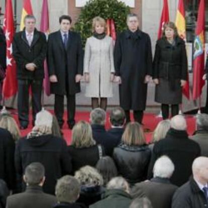 La presidenta regional, Esperanza Aguirre (c) y el alcalde de Madrid, Alberto Ruiz-Gallardón (2d), han presidido hoy en la madrileña Puerta del Sol el homenaje de la Comunidad de Madrid a las víctimas de los atentados del 11 de marzo de 2004