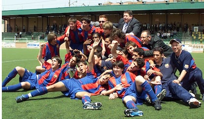 El equipo cadete del Barcelona ganador de la Copa de Cataluña 2003. En priner término, Messi y tras él, Cesc Fábregas. 

