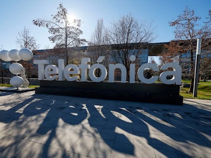 Logo de Telefónica en su sede de Madrid.