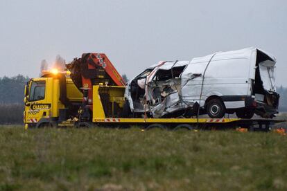 Una grua es porta el minibús accidentat aquest divendres en Montbeugny.