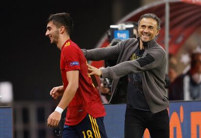 Luis Enrique felicita a Ferran Torres tras ser sustituido después de marcar tres goles ante Alemania este martes en La Cartuja.