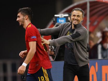 Luis Enrique felicita a Ferran Torres tras ser sustituido después de marcar tres goles ante Alemania este martes en La Cartuja.