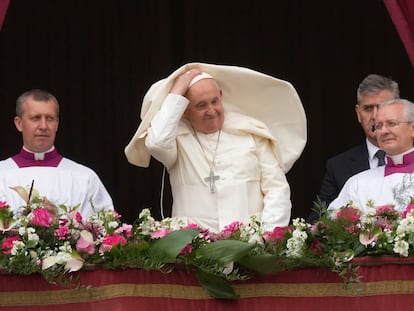 El papa Francisco, en el balcón de San Pedro, este domingo en el Vaticano.