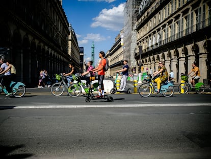 Decenas de personas pedalean por uno de los carriles bici de París, urbe que aplica el modelo de la ciudad de los 15 minutos.