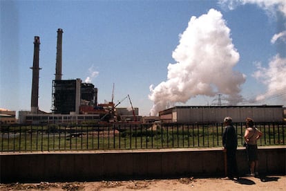 Central térmica de Endesa en los terrenos sobre el cauce del río Besòs en Barcelona.