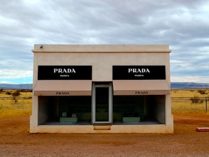 La ‘no tienda’ de Prada cumple 10 años en mitad del desierto de Texas