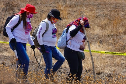 Activistas de búsqueda de desaparecidos peinan la zona cercana al volcán Xaltepec, el 1 de mayo 2024.