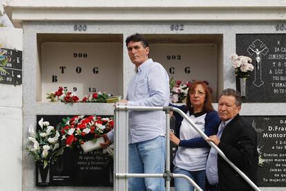 Familiares de Teodoro Oliva visitan en Córdoba la fosa en que fue enterrado.