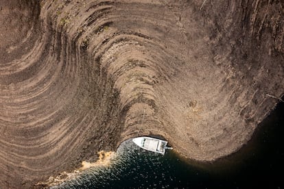 Vista aérea de una de las zonas secas del embalse de Chuza en el páramo de Chingaza, cerca de Bogotá, el 1 de octubre de 2024.