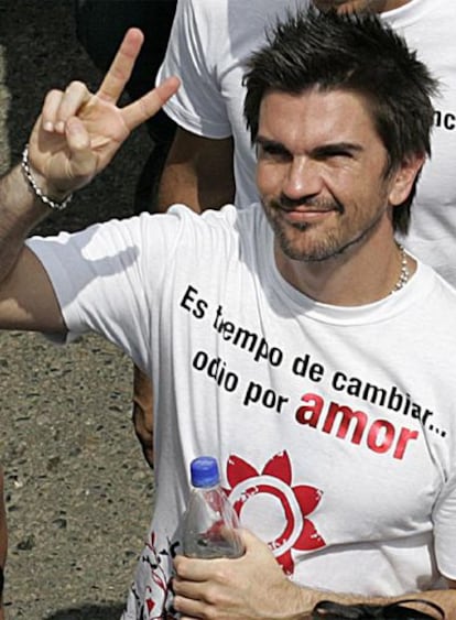 El cantante colombiano Juanes encabeza una de las manifestaciones por la libertad de los secuestrados en Medellín.