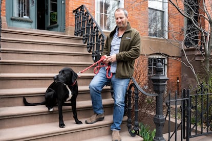 El autor George Packer con su perro Neptune en su casa en Brooklyn, Nueva York, el pasado 10 de marzo.