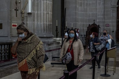 En la Catedral Metropolitana de Ciudad de México las personas asistieron con mascarilla y con la distancia social para evitar aglomeraciones y contagios por la pandemia de la covid-19.