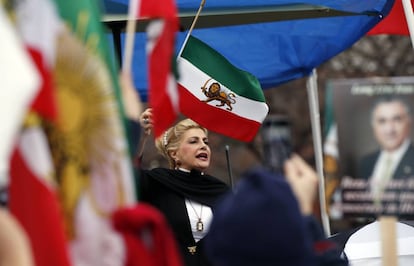 Singer Shifteh, de Los Angeles, en una manifestación a favor del movimiento de liberación femenino de Irán, frente a la Casa Blanca.