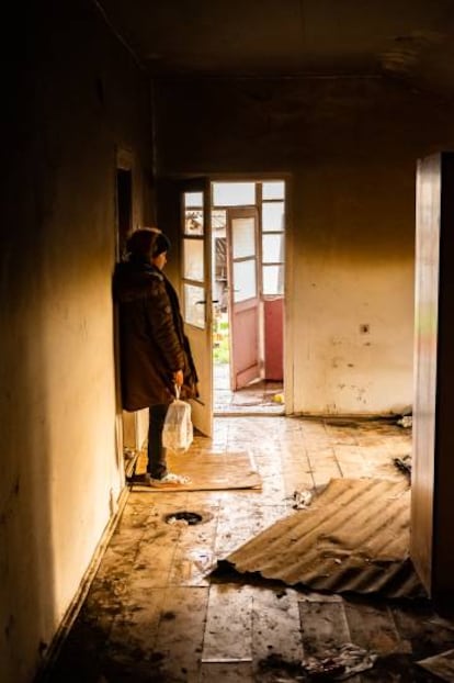 María en el edificio abandonado de Sid donde donde pasaba las noches.