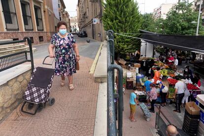 Una mujer de Totana cerca de un mercadillo.