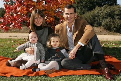 Los principes posan junto a sus hijas Sofía (en brazos de Letizia) y Leonor, en la postal navideña de 2007.