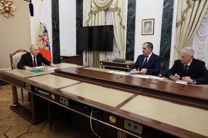 En una foto distribuida por el Kremlin, el presidente ruso, Vladímir Putin (izquierda), se reúne con el exalto cargo del grupo mercenario Wagner Andrei Troshev (a la derecha) y el viceministro de Defensa, Yunus-Bek Yevkurov (al centro).