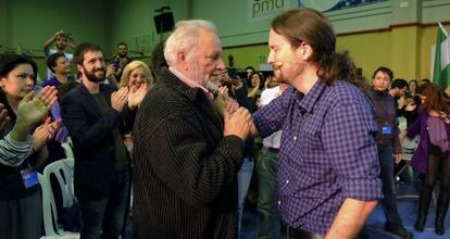 Julio Anguita saluda al secretario general de Podemos, Pablo Iglesias (derecha), en acto electoral en Córdoba en 2016.