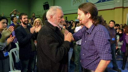 Julio Anguita saludaba al entonces secretario general de Podemos, Pablo Iglesias, en un mitin en Córdoba en 2016.