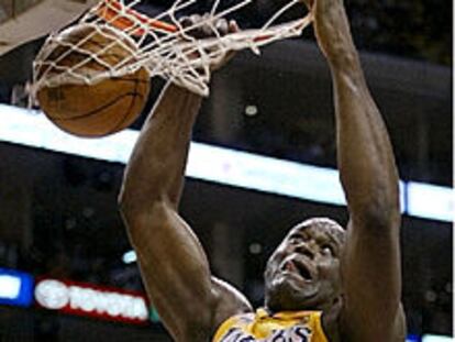 Shaquille O'Neal, de Los Ángeles Lakers, metiendo una canasta. PLANO MEDIO - ESCENA