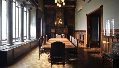 El comedor principal del Palau G&uuml;ell con una de las chimeneas de Camil Oliveras que hizo para el Palacio Fonollar.