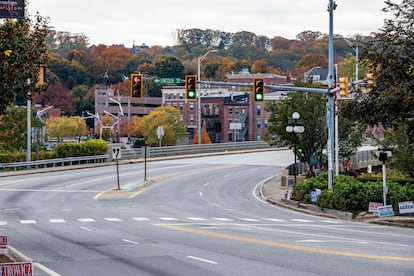Una avenida sin circulación este jueves en Lewiston, Maine. 