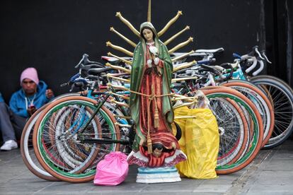 Los fieles acuden este fin de semana a los festejos por el día de la Virgen de Guadalupe en la Basílica que lleva su nombre, en la capital del país. Las autoridades esperan que este año se bata el récord de asistencia con siete millones de visitantes. El año pasado hubo cinco millones y medio de fieles durante los días previos al 12 de diciembre. 