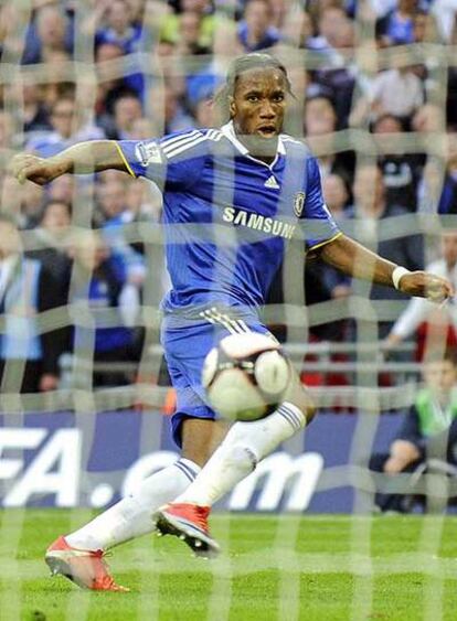 Drogba marca el segundo gol del Chelsea.