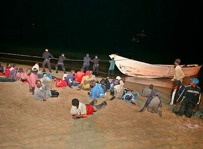 Un segundo cayuco con 39 inmigrantes que llegaron a una playa cercana al Puerto de los Cristianos, en el sur de Tenerife.