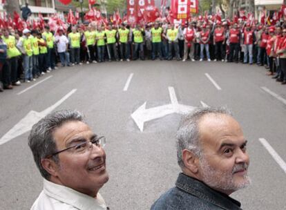 Los secretarios generales de CC OO-PV y UGT-PV, Francisco Molina y Conrado Hernández, ayer en la manifestación del Primero de Mayo en Valencia. 
/ santiago carreguí
Trabajadores de Alcoa, ayer, en la manifestación de Alicante.