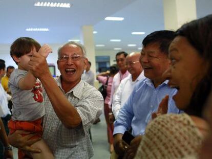 El general de brigada Thein Swe llega a Yangon tras su liberación.