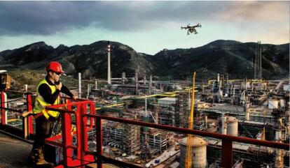 Un dron recoge imágenes de una de las infarestructuras de Repsol
