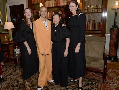 De izda. a dcha., Amy Powney, Adwoa Aboah, Jackie Lee-Joe y Caroline Rush en la charla de Moda Positiva que organiza el Consejo Británico de la Moda, en colaboración con BBC Earth y Mother of Pearl.