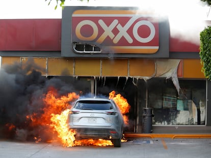 Una tienda de autoservicio en Celaya, Estado de Guanajuato, incendiada por grupos delincuenciales, el 20 de junio de 2020.