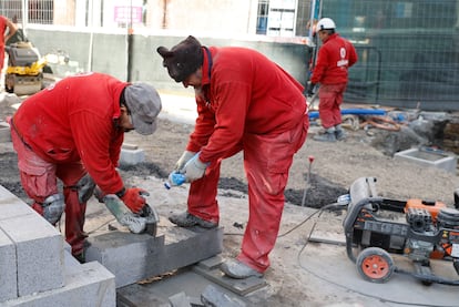 Varios trabajadores realizan trabajos de reparación en una calle de Bilbao.
