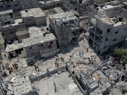 Vista aérea de una zona afectada por los bombardeos del Ejército israelí, en Rafah, al sur de la franja de Gaza. 