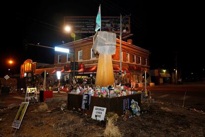 Aspecto del altar improvisado con una escultura del puño levantado en la plaza George Floyd de Minneapolis un día antes de la apertura de la vist oral contra Derek Chauvin.