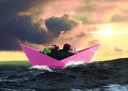 Dos niños cruzan el mar sobre un barco de papel rosa. Metáfora del camino que tienen que recorrer los ciudadanos sirios que huyen de la guerra en su país.