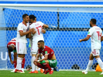 Los jugadores de Irán celebran el gol.