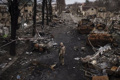 Un militar ucranio, entre tanques rusos destruidos en Bucha, en las afueras de Kiev. El alto representante de la Unión Europea para la Política Exterior y de Seguridad, Josep Borrell, ha insistido este jueves en que Ucrania necesita “más armas; menos aplausos y más armas”.