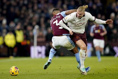 Diego Carlos le gana el balón a Haaland en una acción en Villa Park, este miércoles.