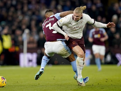 Diego Carlos le gana el balón a Haaland en una acción en Villa Park, este miércoles.