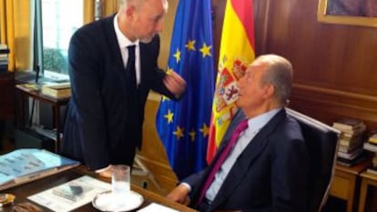 El rey Juan Carlos atiende en su despacho las indicaciones del cineasta Miguel Courtois. 
