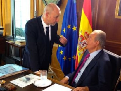 El rey Juan Carlos atiende en su despacho las indicaciones del cineasta Miguel Courtois. 