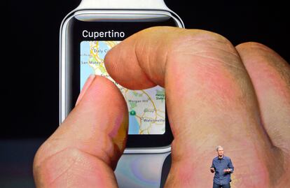 El Apple Watch es el primer producto nuevo de Apple desde el lanzamiento del iPad en 2010 y la primera gran apuesta de Cook, que asumió el liderazgo del gigante tecnológico con sede en Cupertino (California) en agosto del 2011, pocos meses antes de la muerte del mítico fundador de Apple, Steve Jobs.