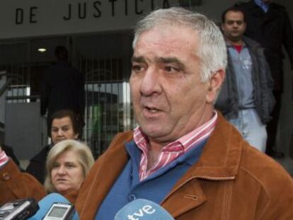 Un familiar del joven Ramón Cuaresma muestra la sentencia acordada este martes en el Juzgado de lo Penal 3 de Huelva por homicidio imprudente.