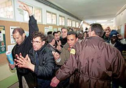 Un grupo de inmigrantes encerrados en la Universidad de Almería.