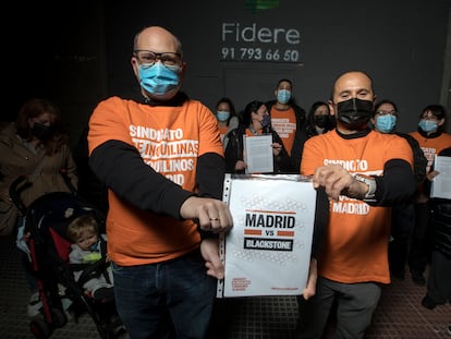 Los vecinos que acaban de firmar un acuerdo con Fidere para firmar nuevos contratos sin clausulas abusivas.