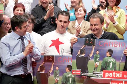 Zapatero muestra un cartel de las juventudes socialistas junto a Patxi López en el Palacio Kursaal de San Sebastián.