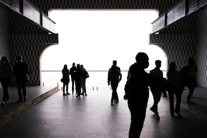 Un grupo de visitantes observan la estructura del Hotel Humboldt.